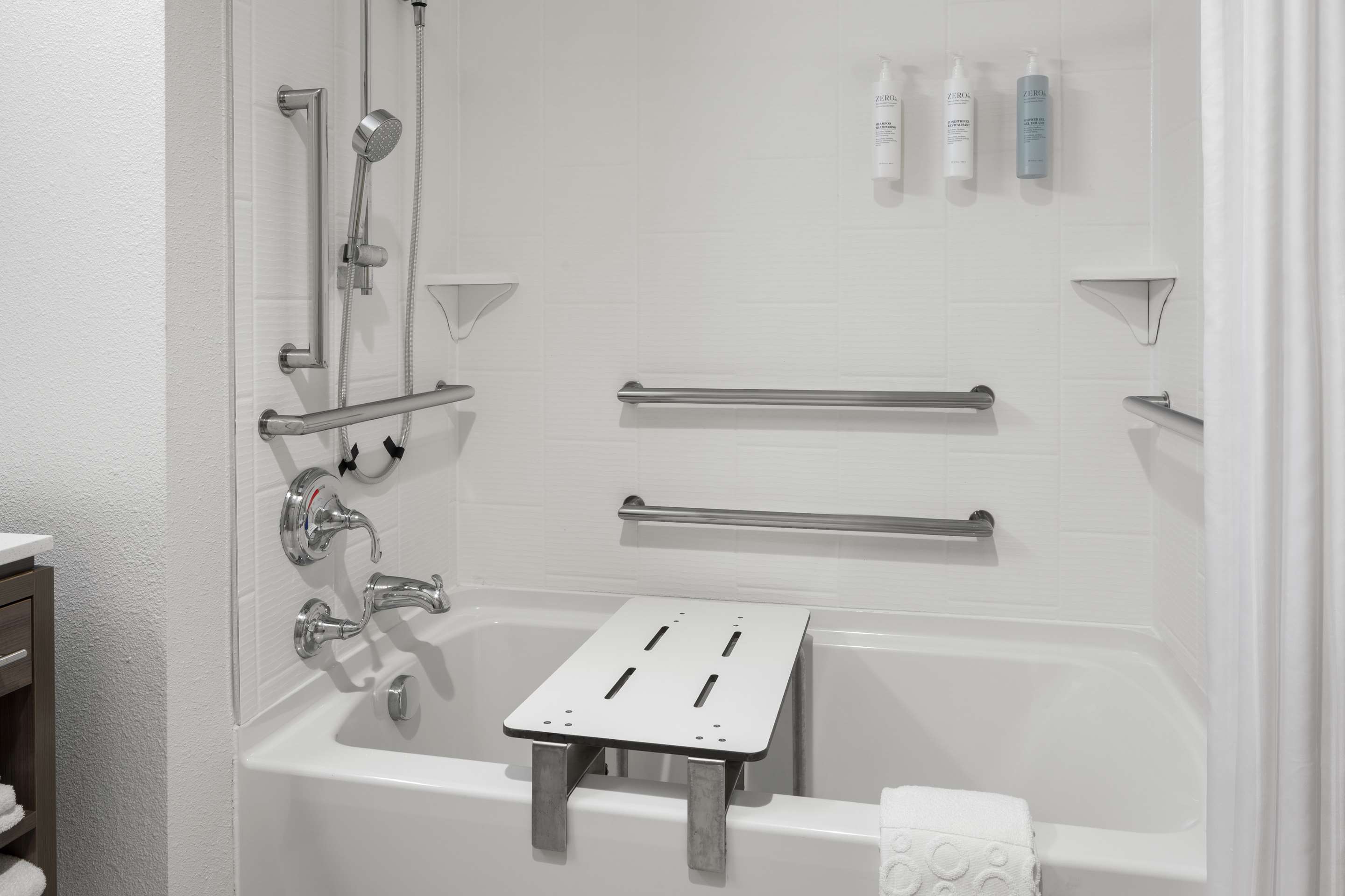 Guest room bath