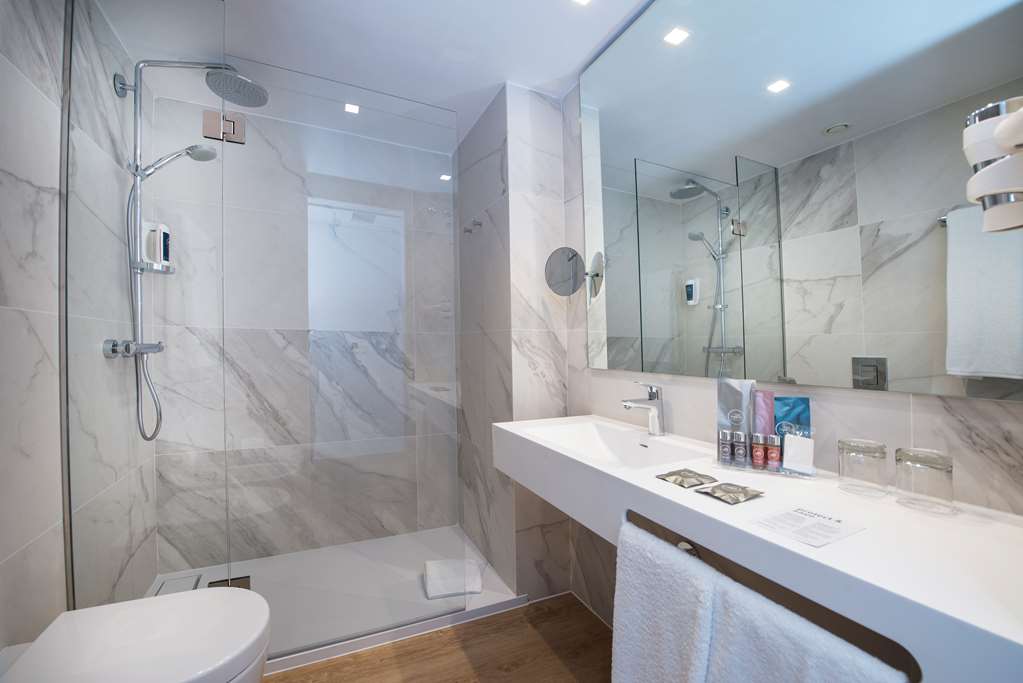 OCCIDENTAL VIGO-guestroom-Guest Room,Bathroom,On-Site.jpg