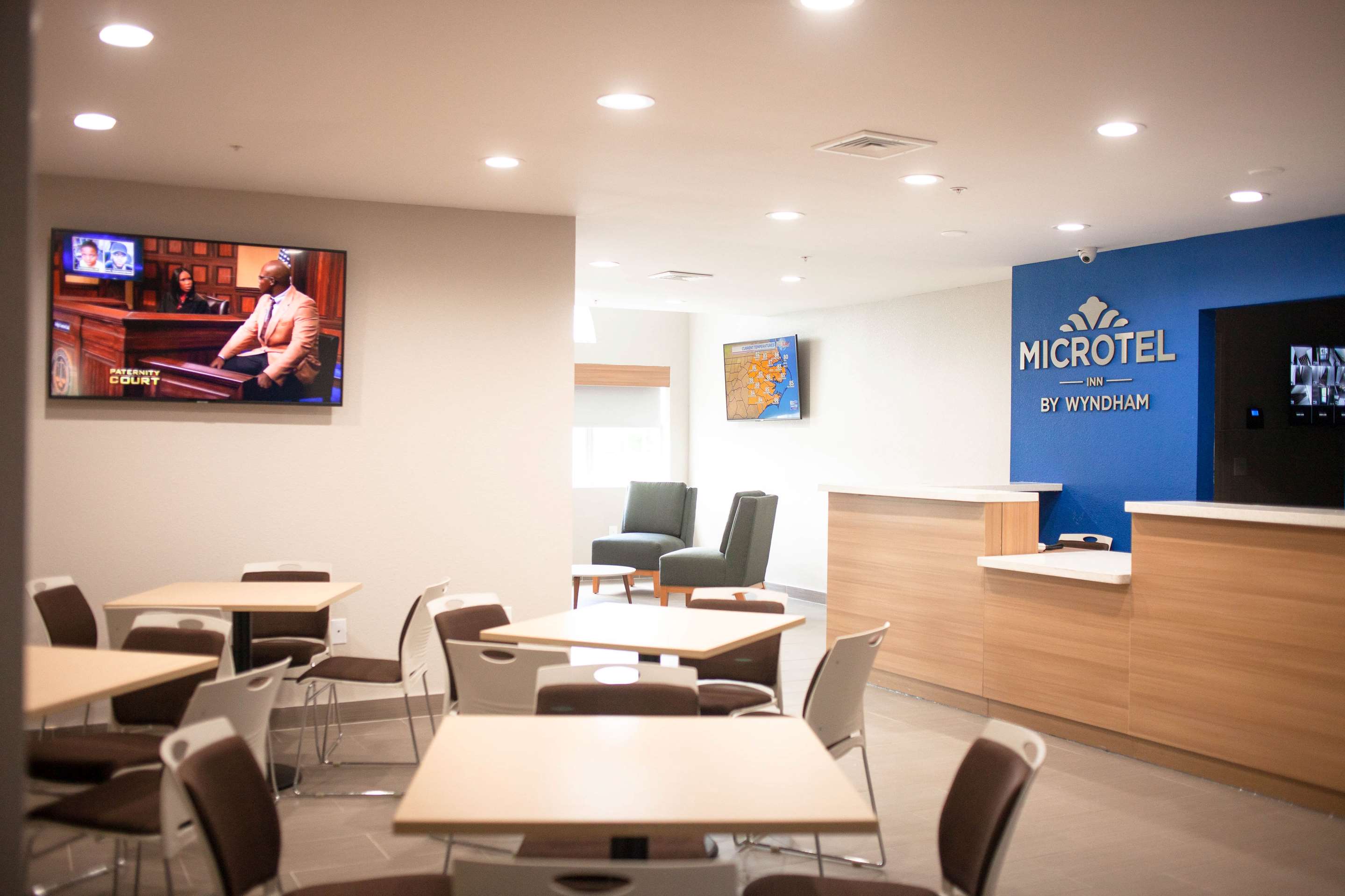 Lobby | Microtel Inn & Suites by Wyndham Camp Lejeune/Jacksonville
