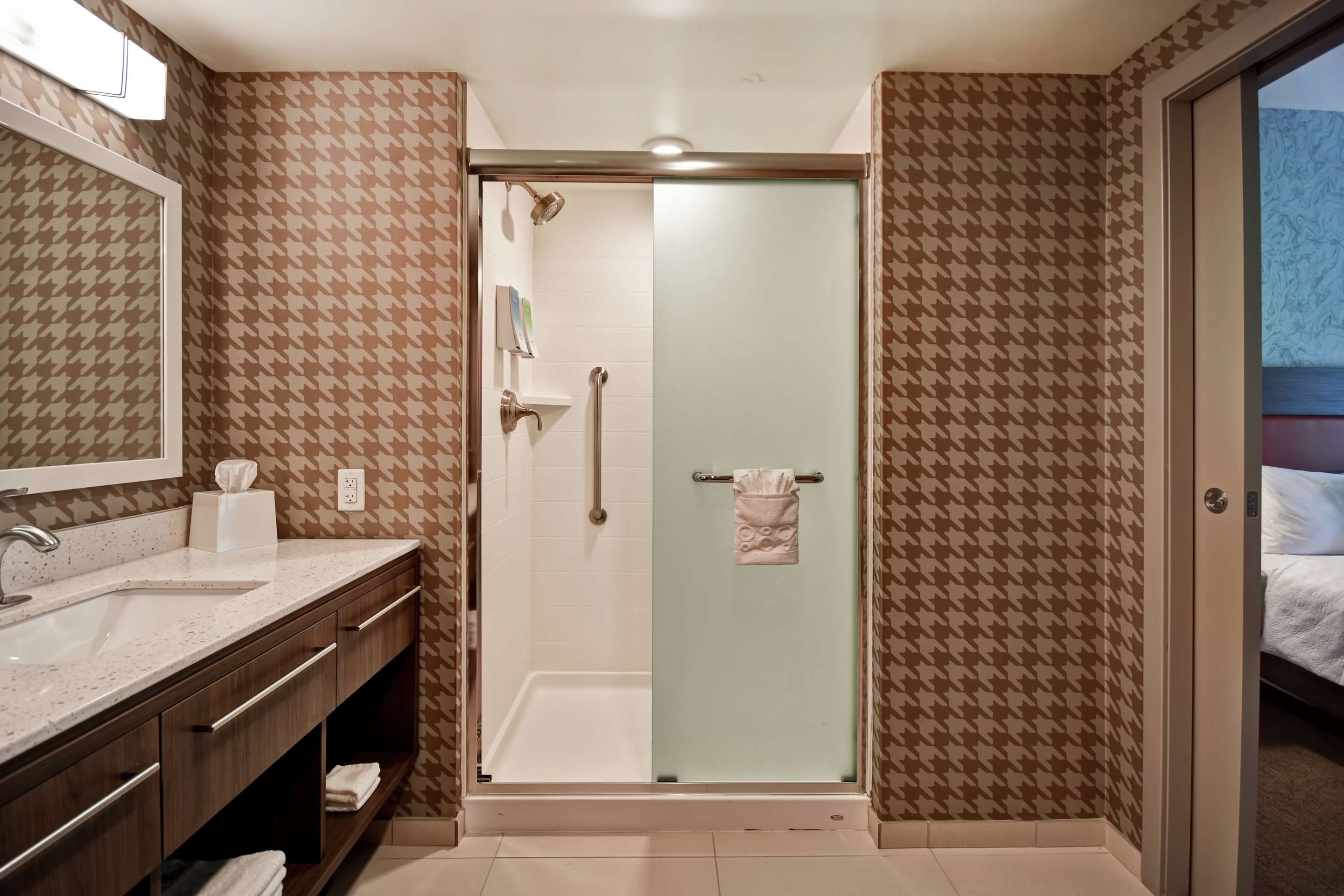 Guest room bath