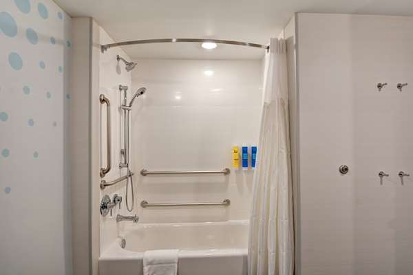  - Tru by Hilton Liverpool - I-81, Exit 25