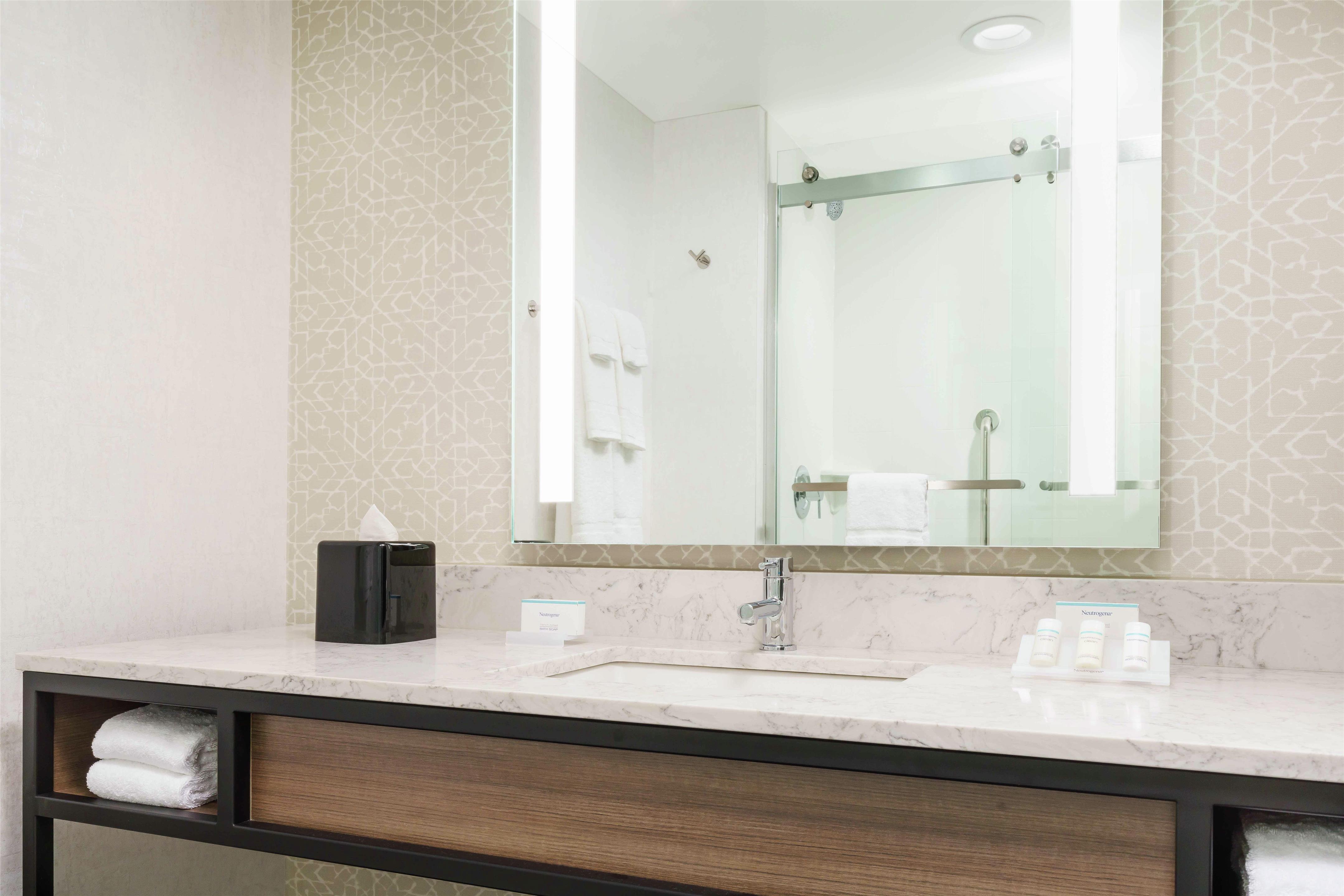 Guest room bath