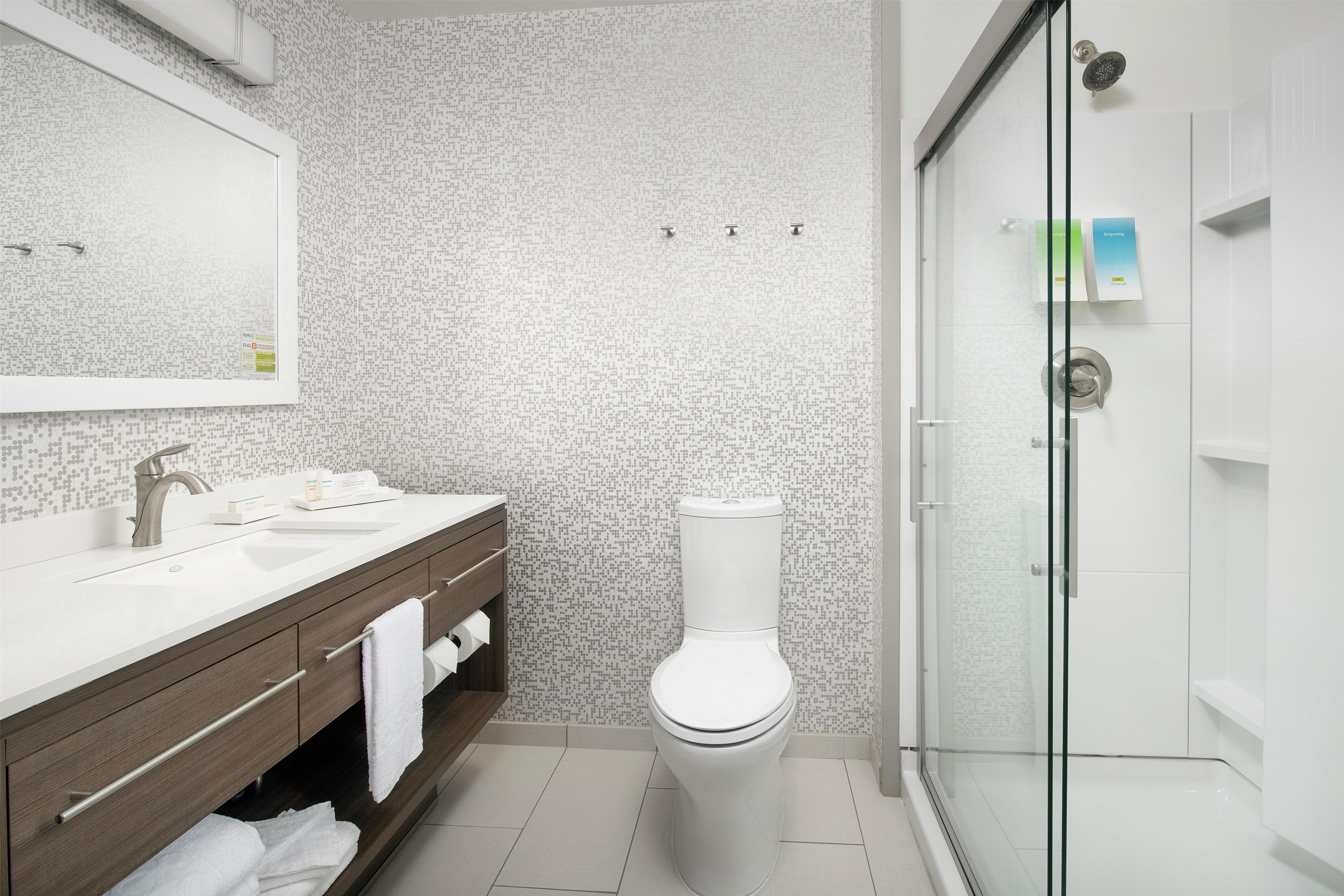 Guest room bath