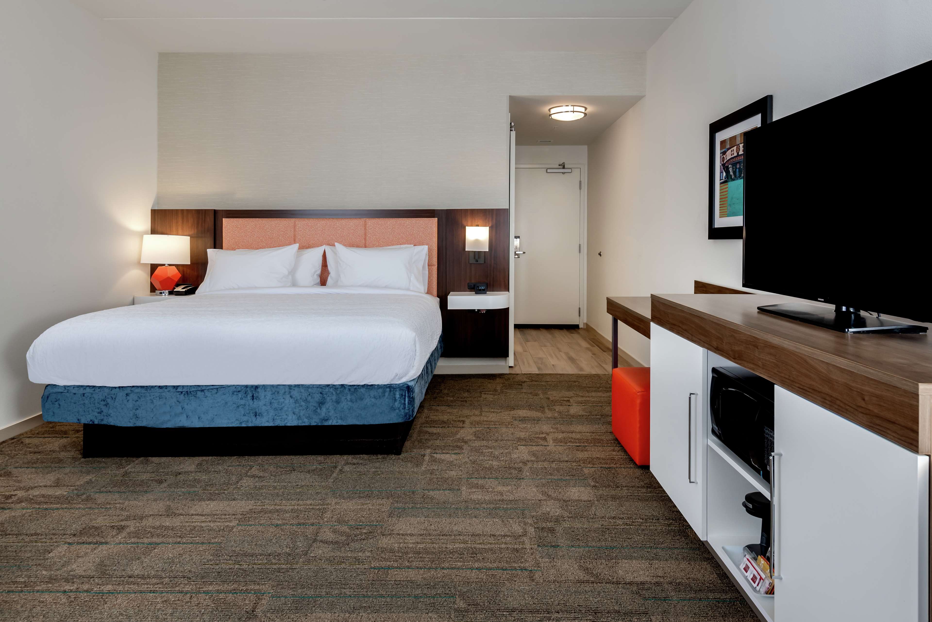 Hampton Inn by Hilton Baltimore Bayview Campus Room Type - 1 KING W SOFABED FRIDGE NS