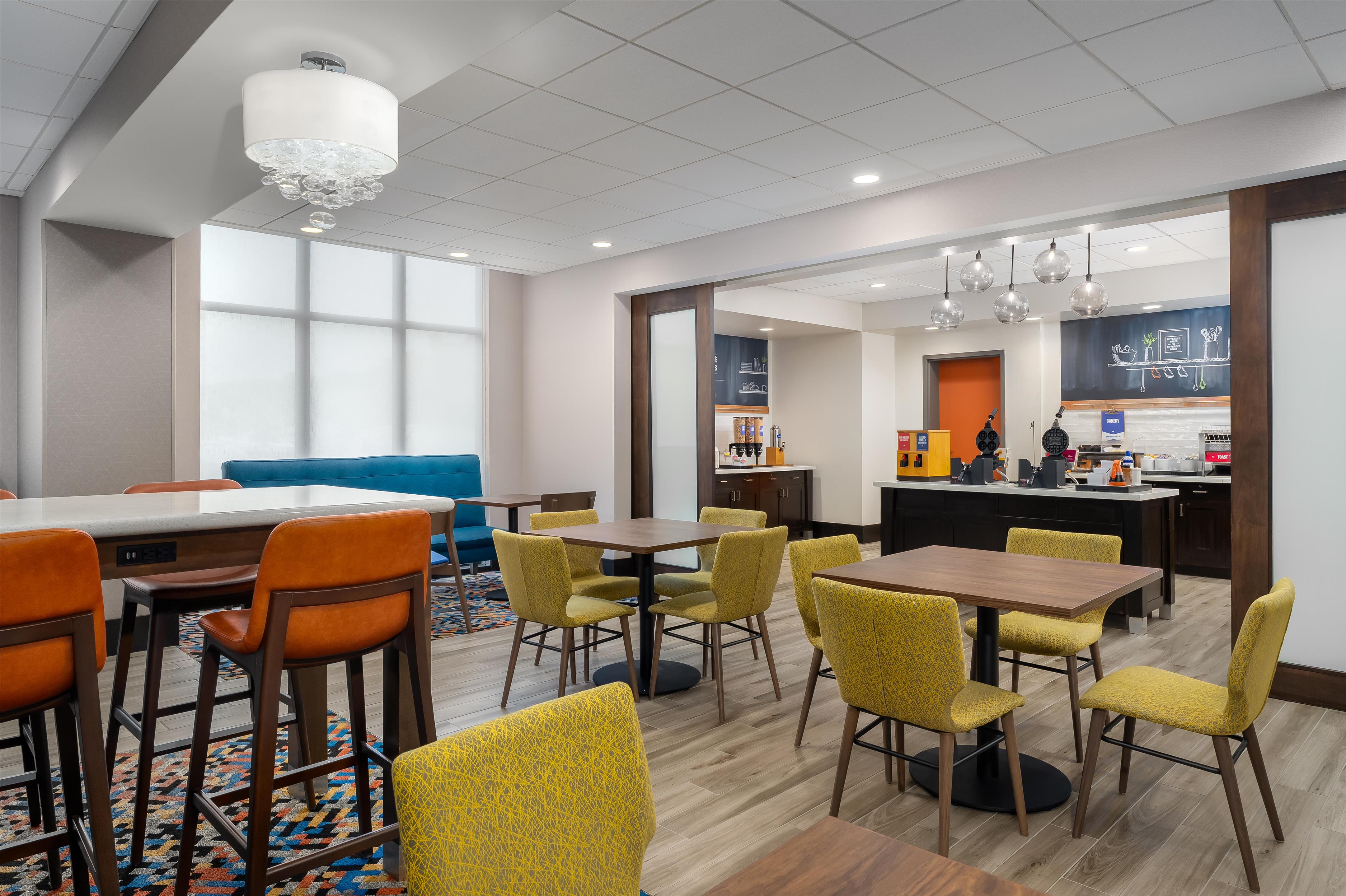 Breakfast Area | Hampton Inn Baltimore Bayview Campus