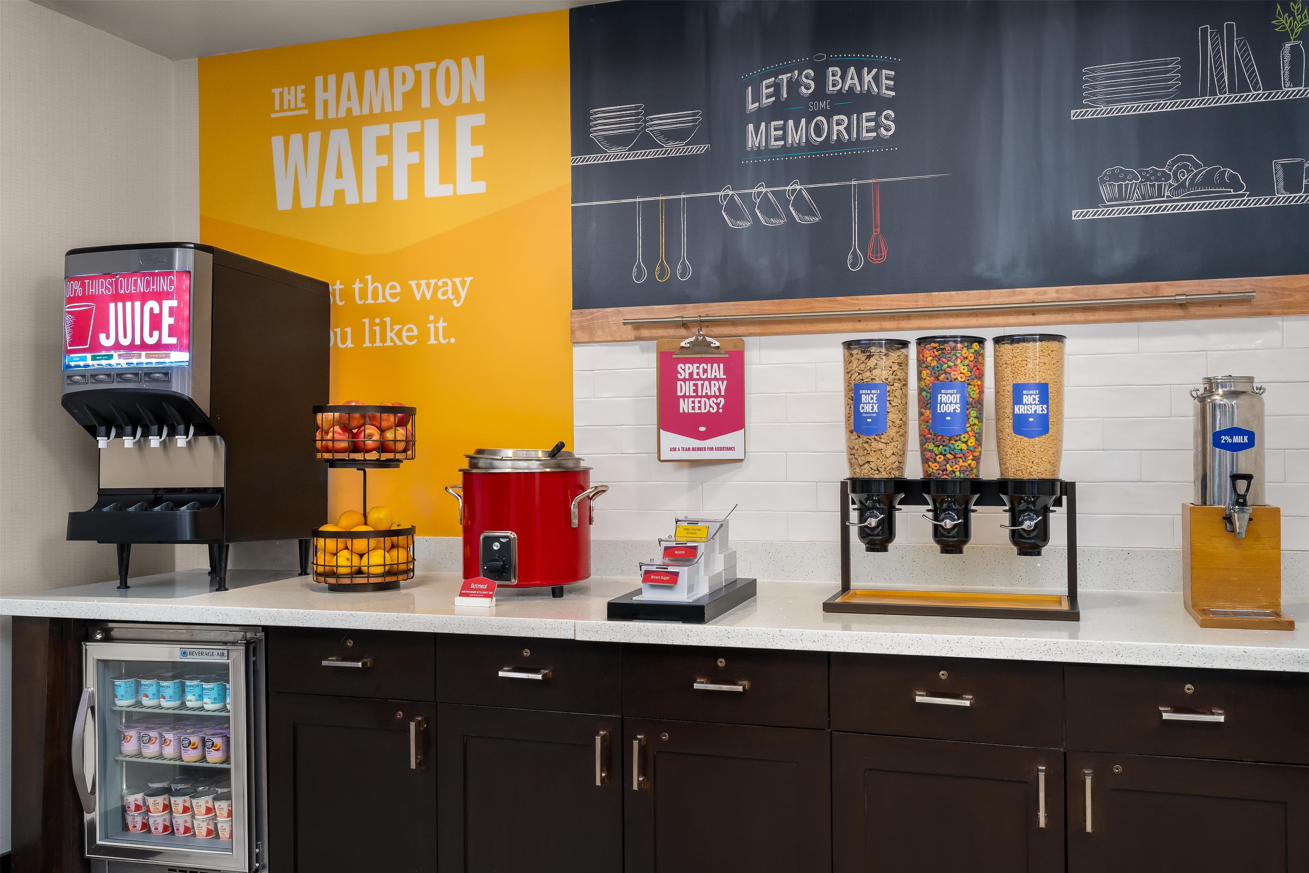 Breakfast Area | Hampton Inn Baltimore Bayview Campus
