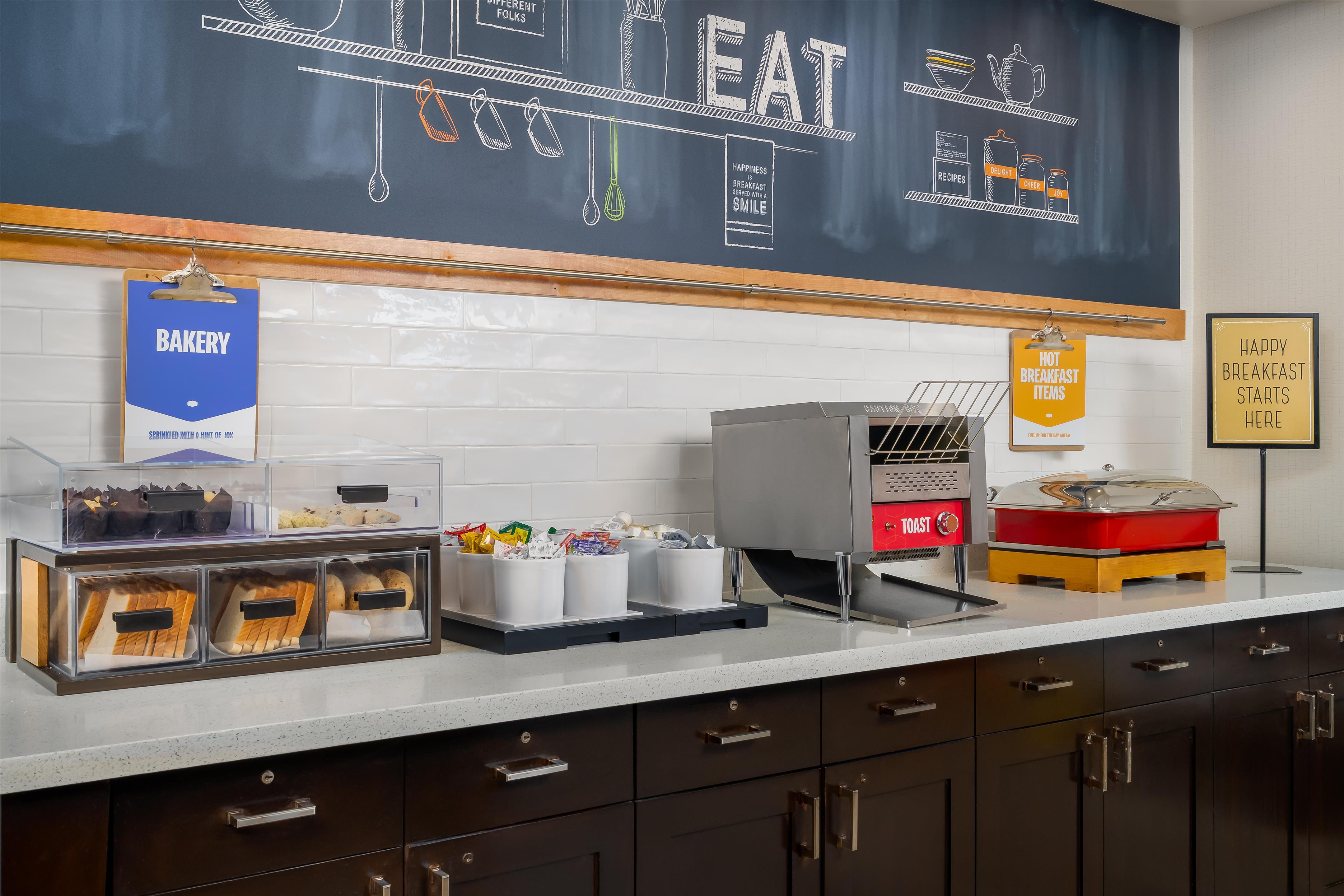 Breakfast Area | Hampton Inn Baltimore Bayview Campus