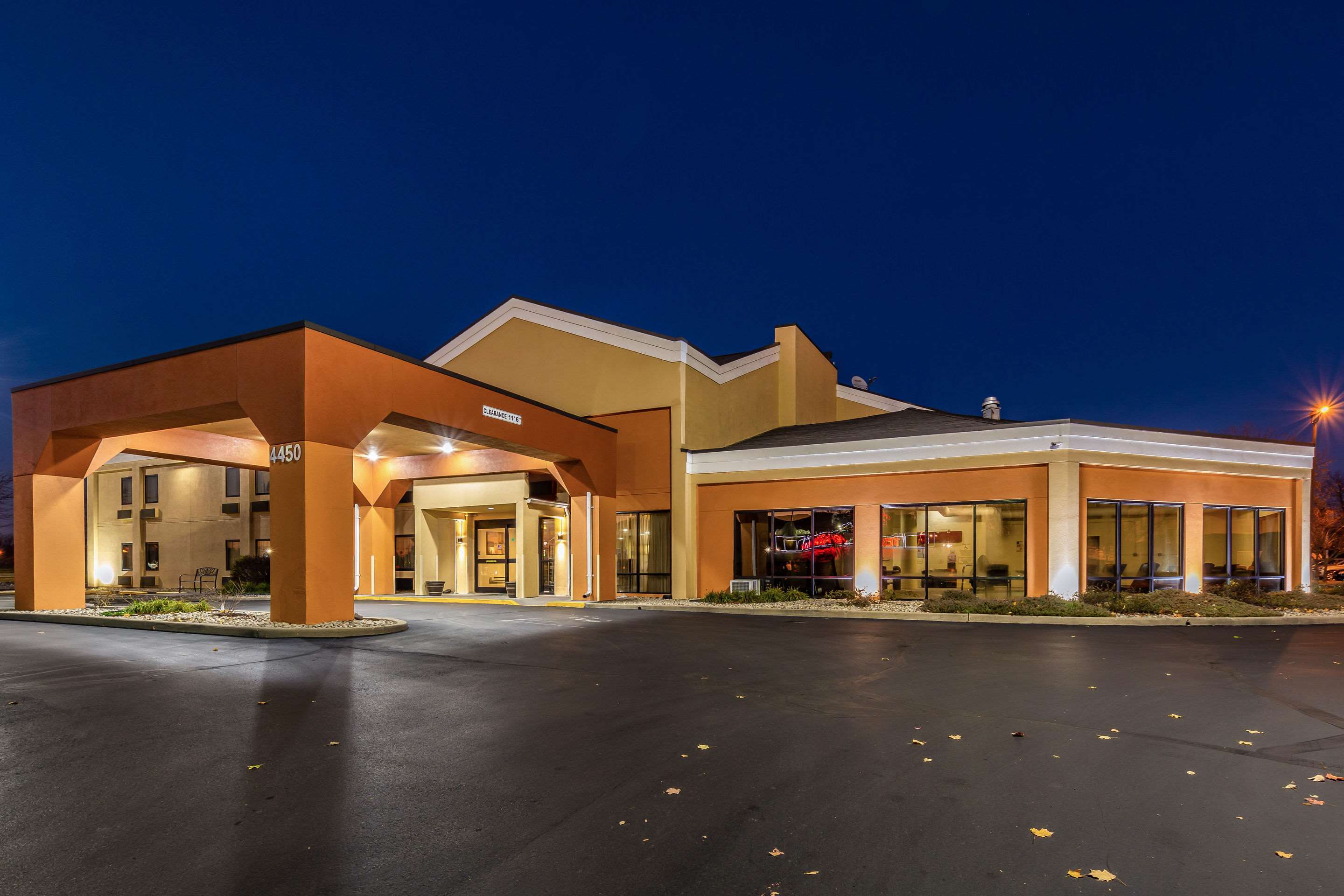 Hotel at night | Quality Inn & Suites Southport