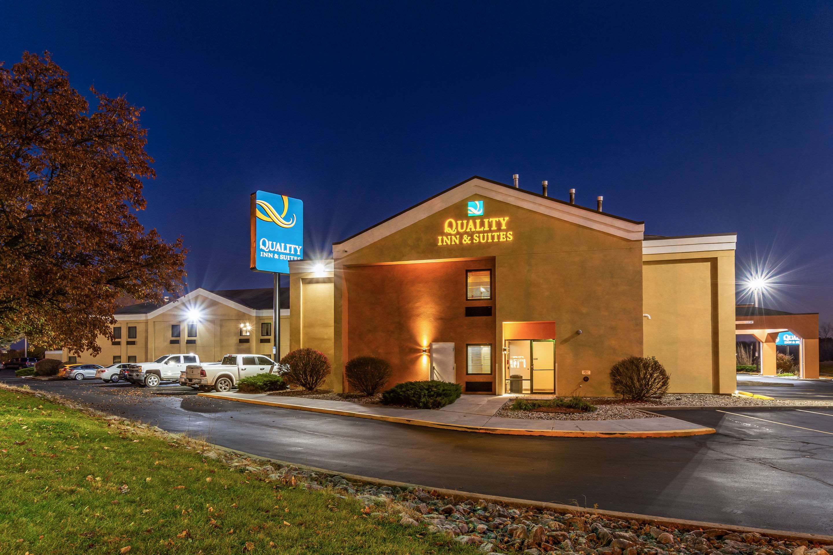 Hotel at night | Quality Inn & Suites Southport