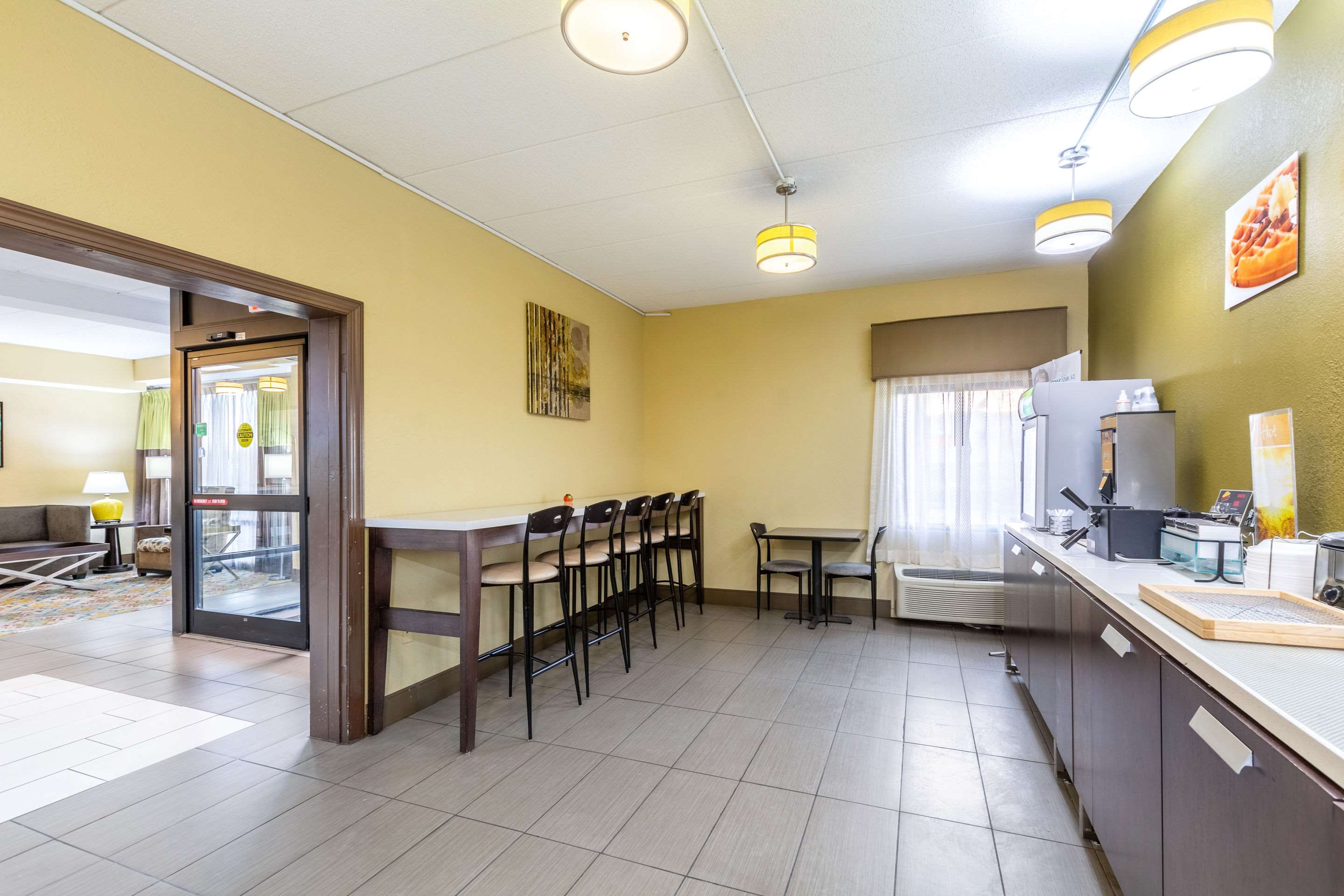 Breakfast area | Quality Inn & Suites Southport