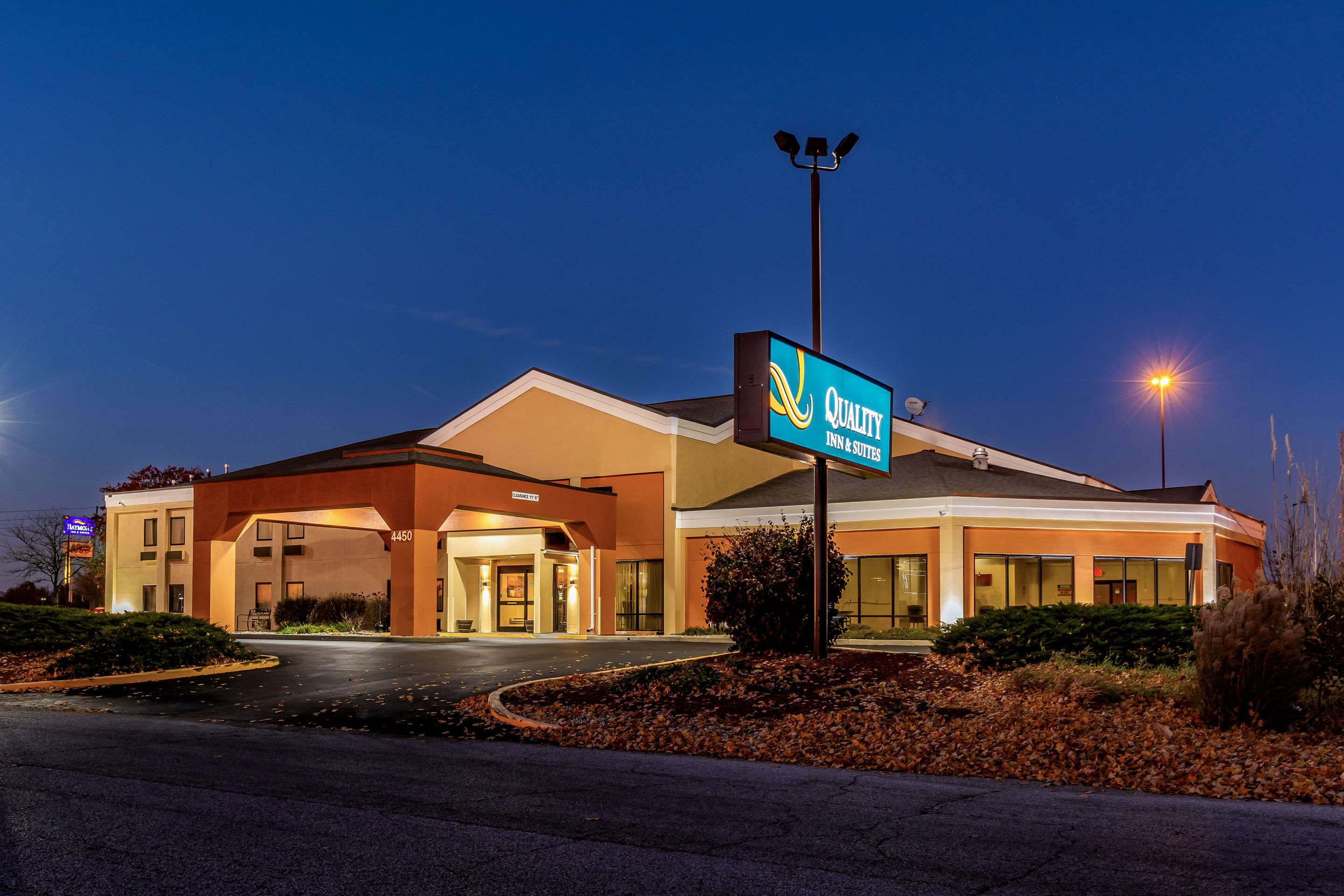 Hotel at night | Quality Inn & Suites Southport