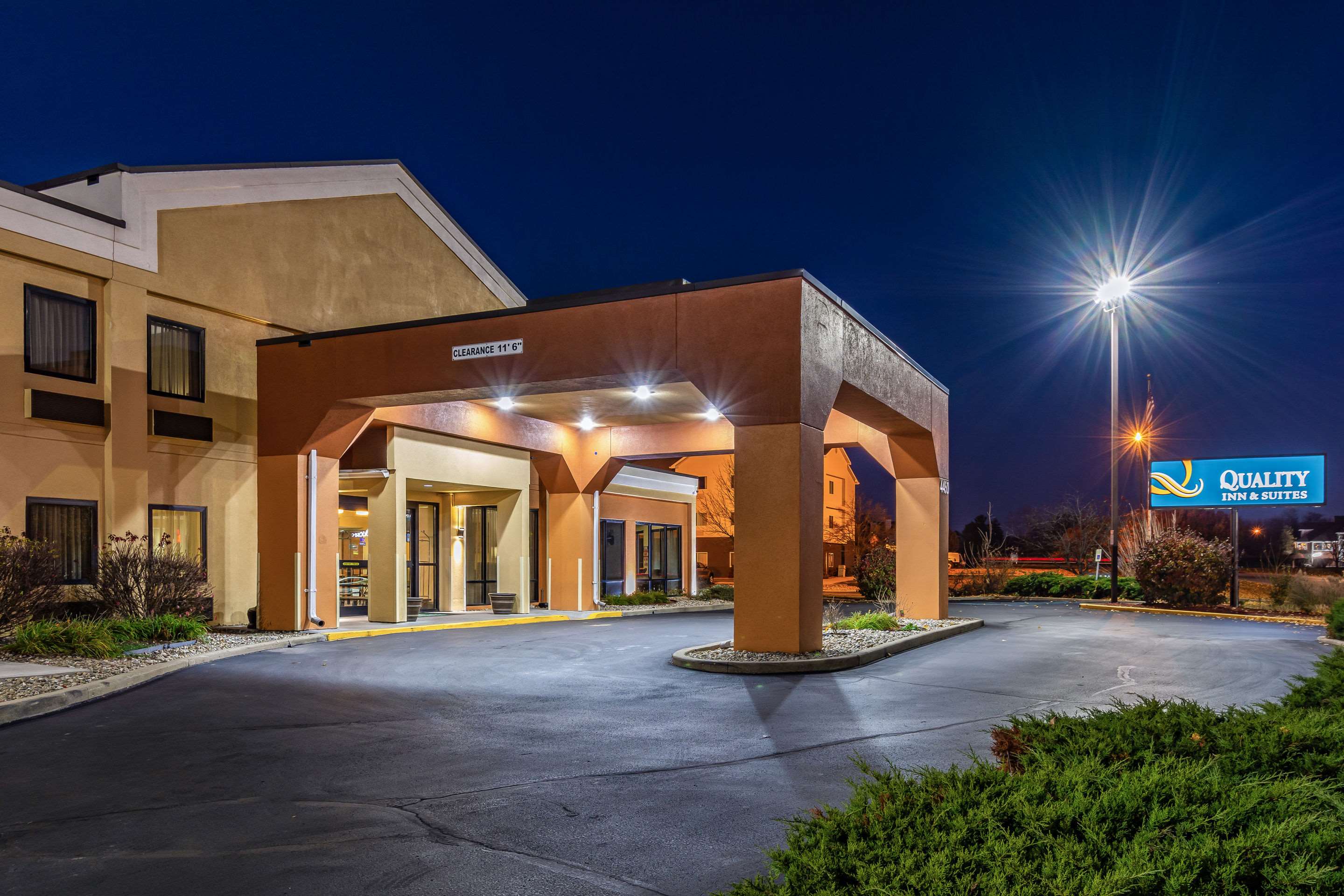 Hotel at night | Quality Inn & Suites Southport