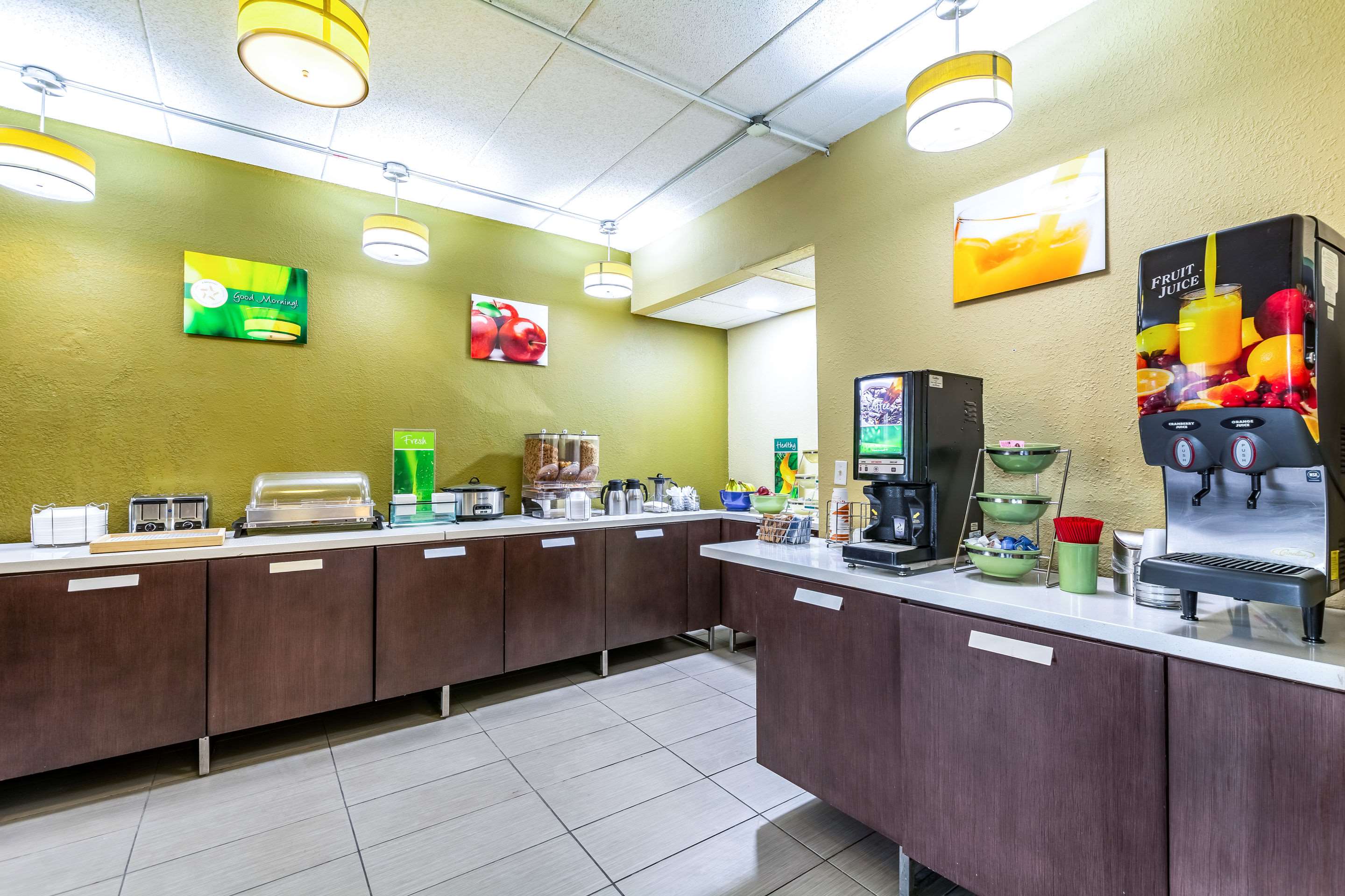 Breakfast area | Quality Inn & Suites Southport