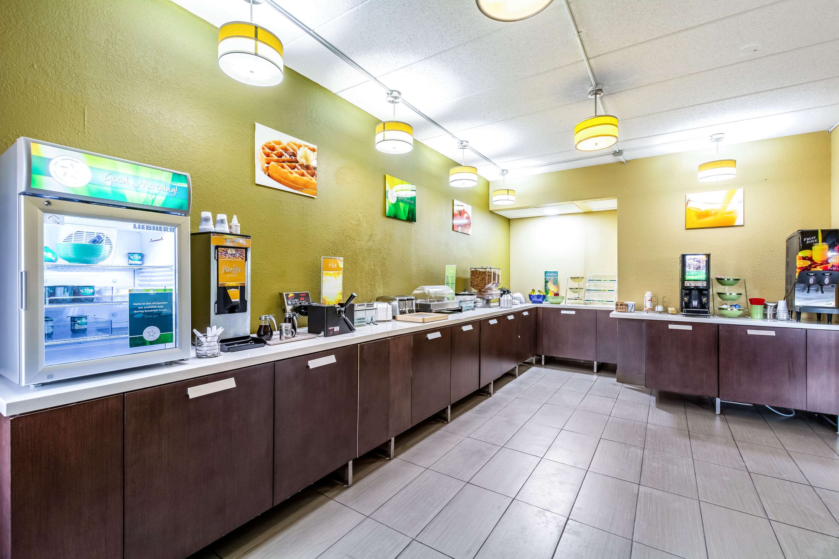 Breakfast area | Quality Inn & Suites Southport