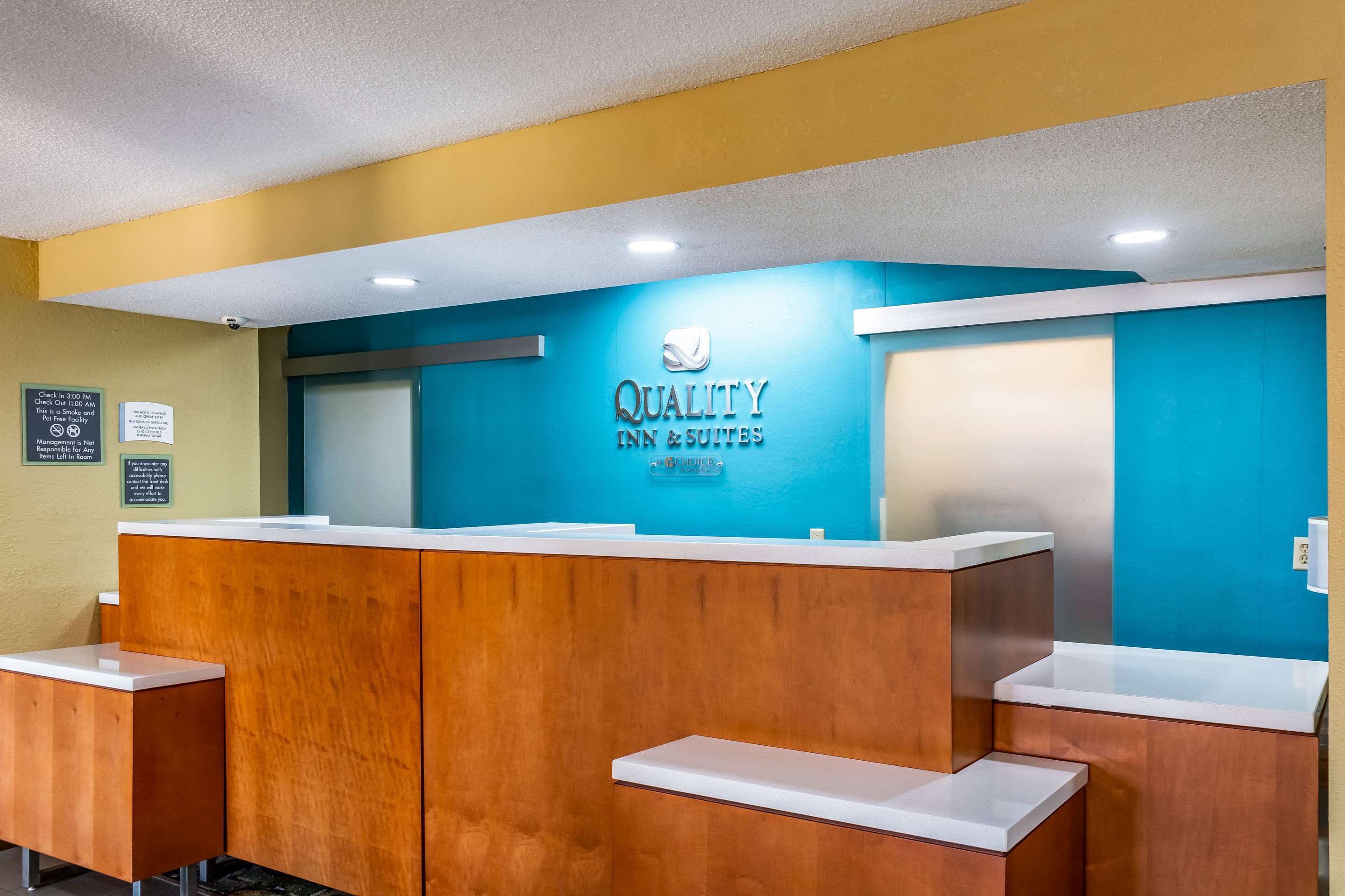 Hotel lobby | Quality Inn & Suites Southport