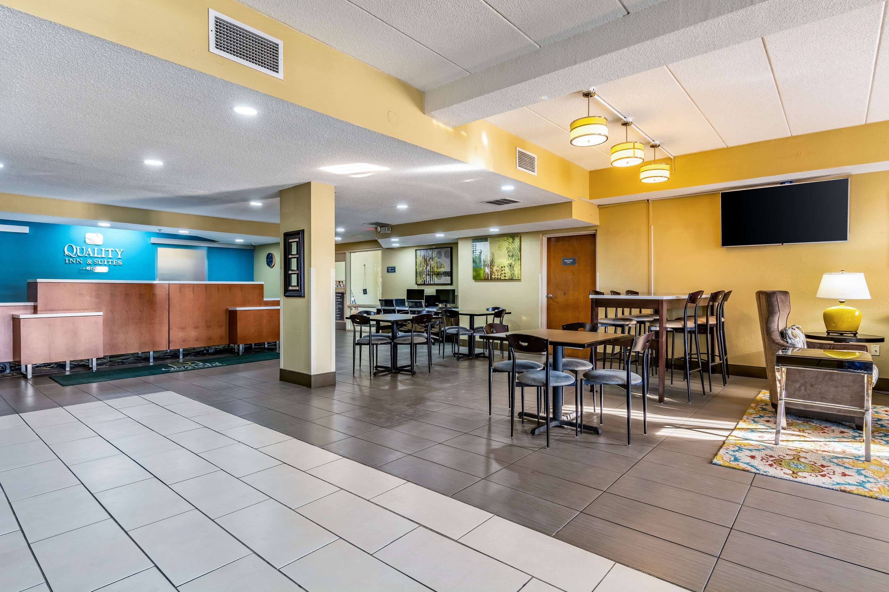 Hotel lobby | Quality Inn & Suites Southport