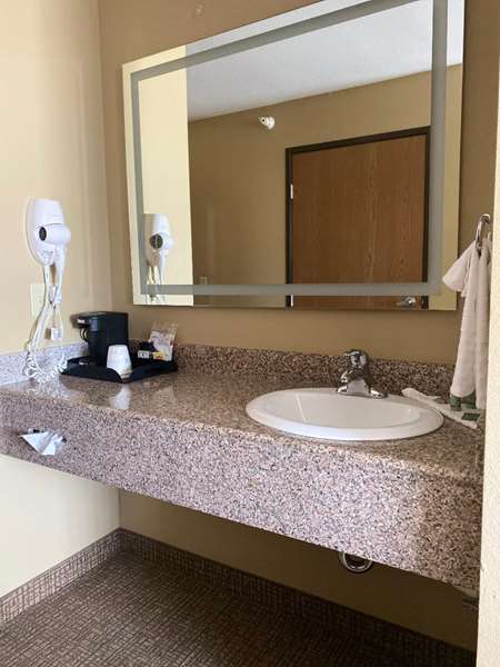  - Best Western Emporia Inn - I-35, Exit 128