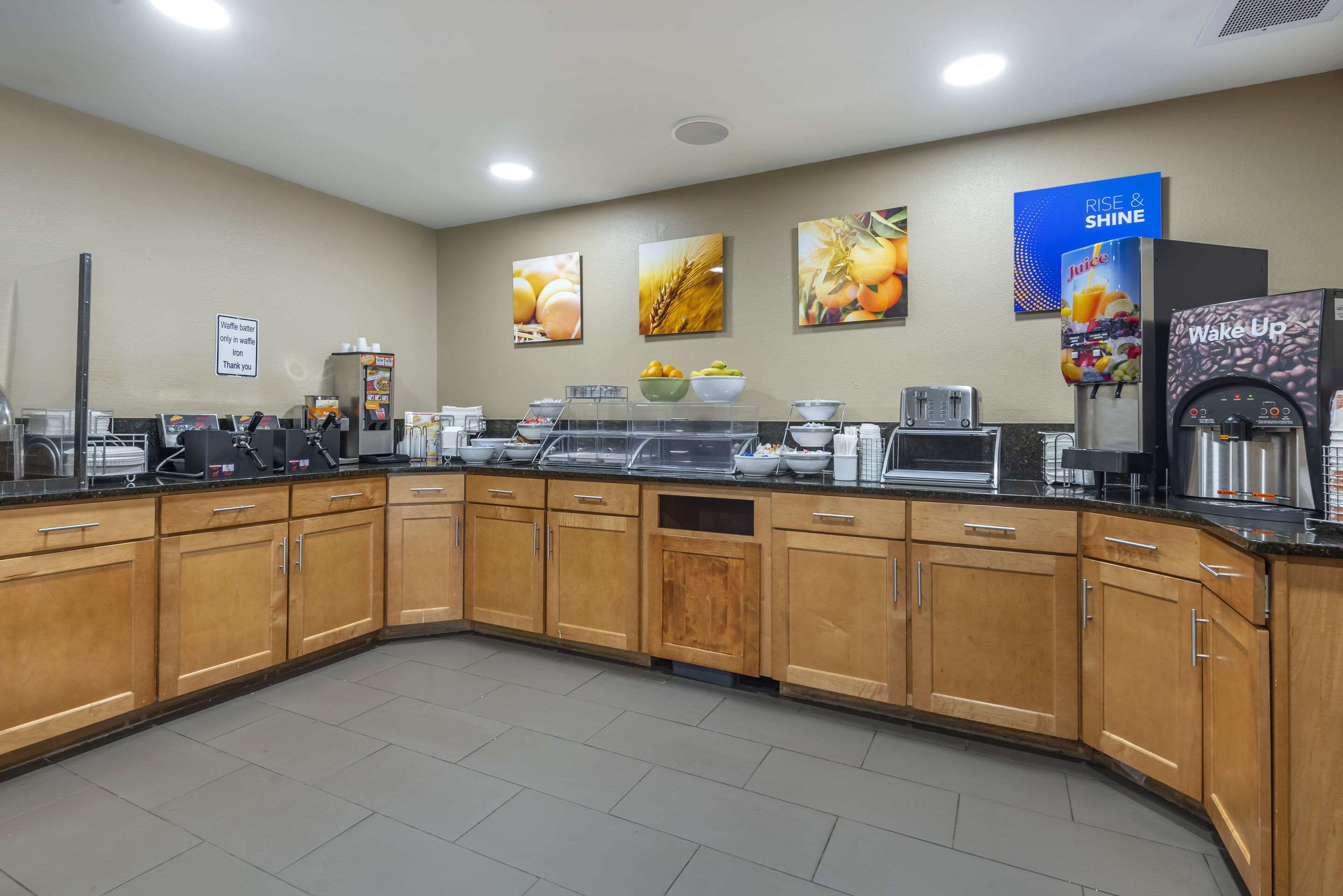 Enjoy breakfast in this seating area | Comfort Inn Asheville-Tunnel Road East