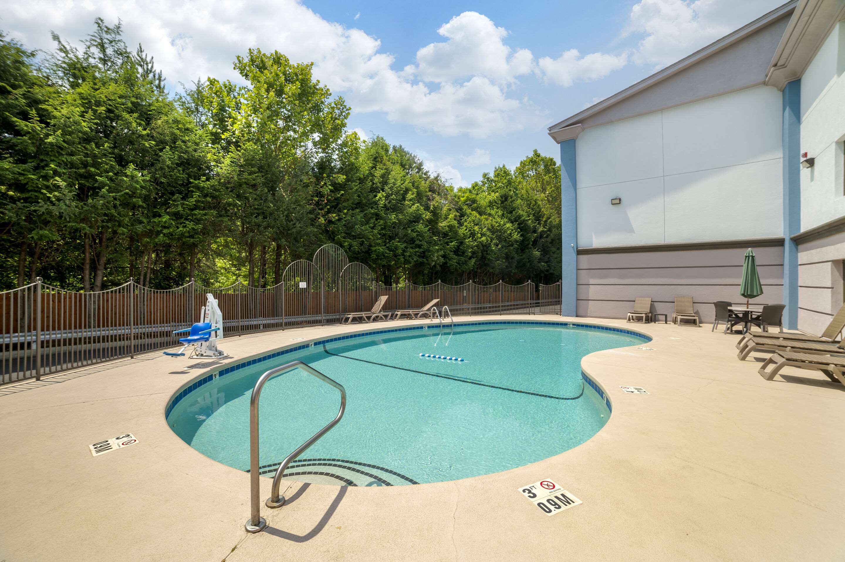 Outdoor pool | Comfort Inn Asheville-Tunnel Road East