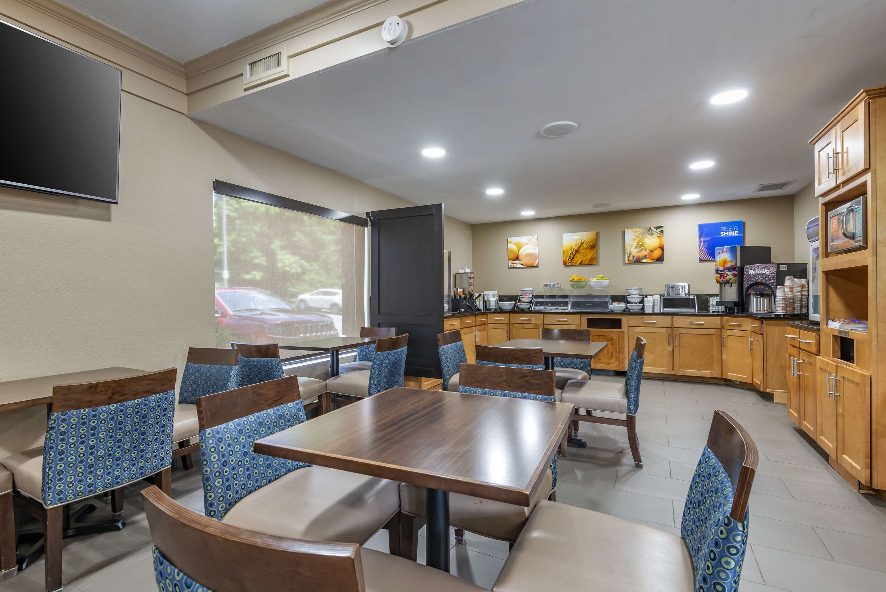 Enjoy breakfast in this seating area | Comfort Inn Asheville-Tunnel Road East