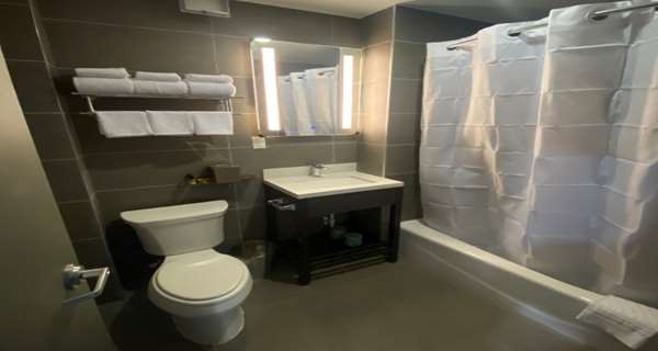  - Best Western Plus City Line Hotel Bronx