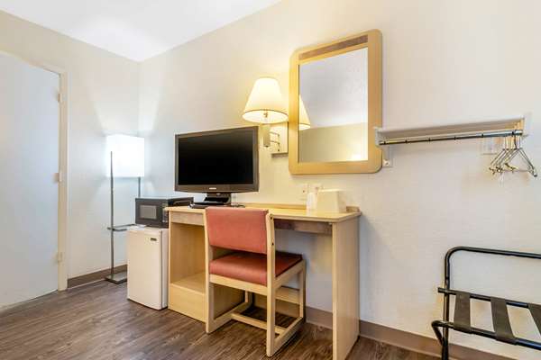  - Rodeway Inn Hays - I-70, Exit 159