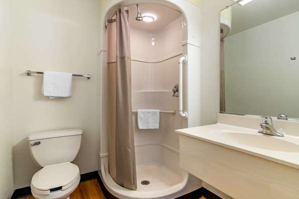  - Rodeway Inn Hays - I-70, Exit 159