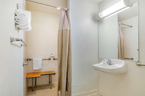  - Rodeway Inn Hays - I-70, Exit 159