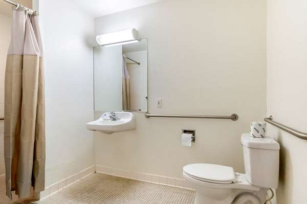  - Rodeway Inn Hays - I-70, Exit 159