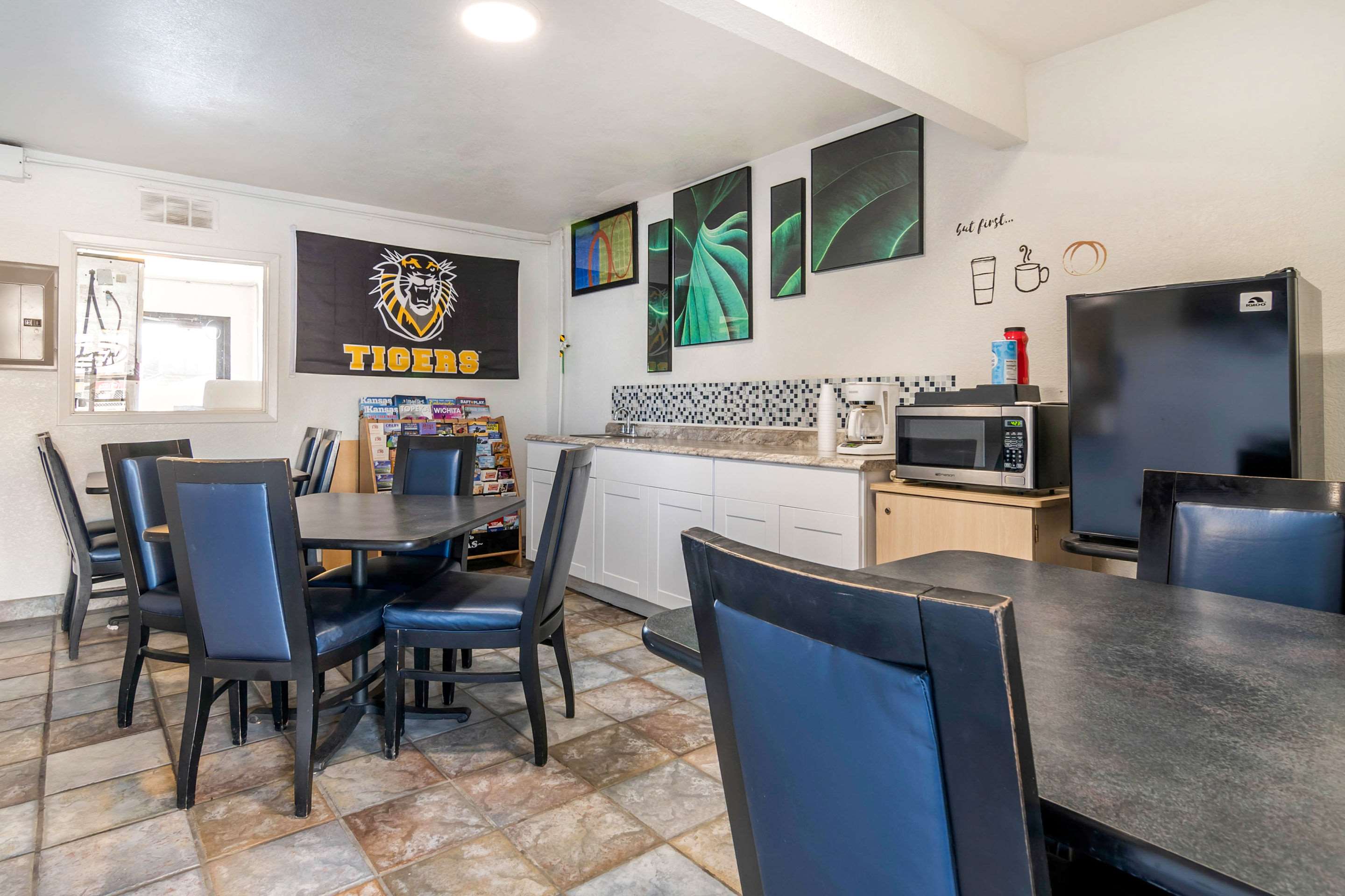 Breakfast area | Rodeway Inn