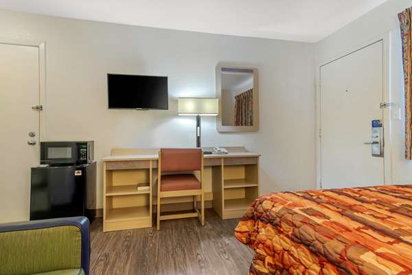  - Rodeway Inn Hays - I-70, Exit 159