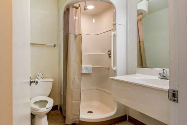  - Rodeway Inn Hays - I-70, Exit 159