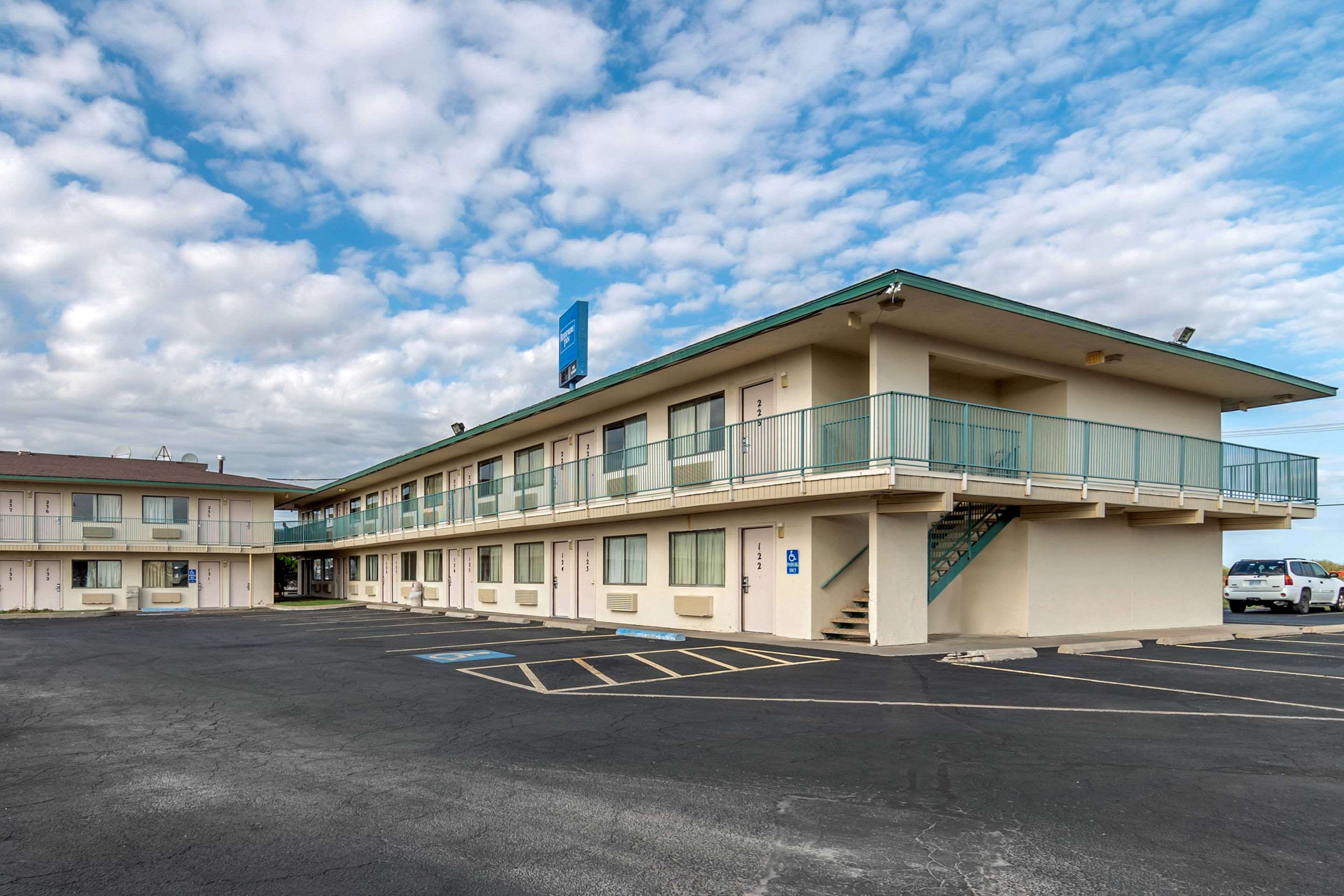 Hotel exterior | Rodeway Inn