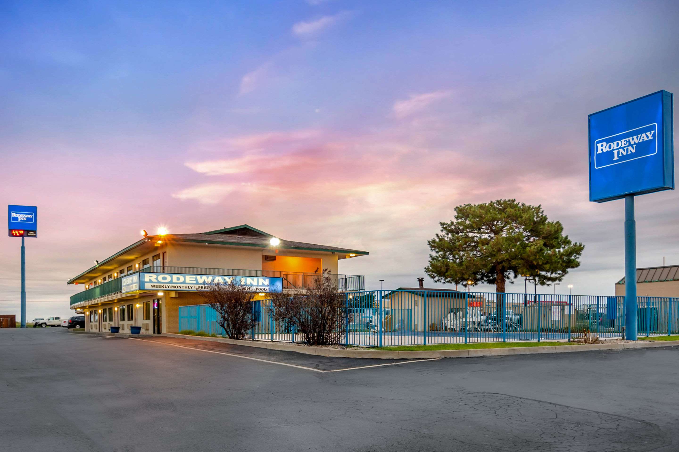 Hotel exterior | Rodeway Inn