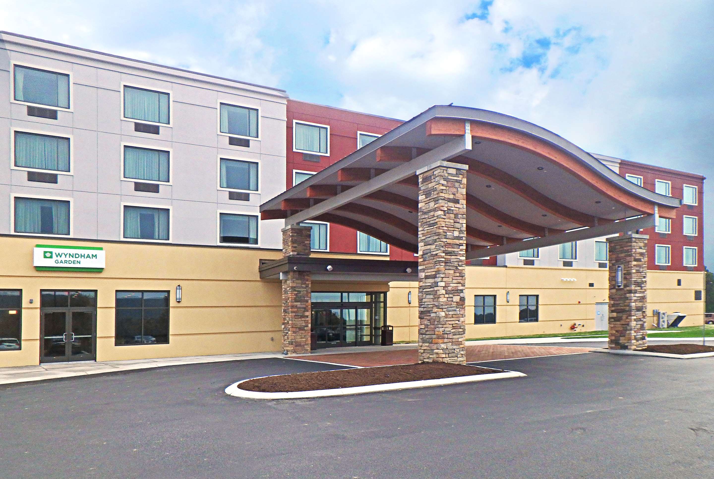 Exterior | Wyndham Garden State College