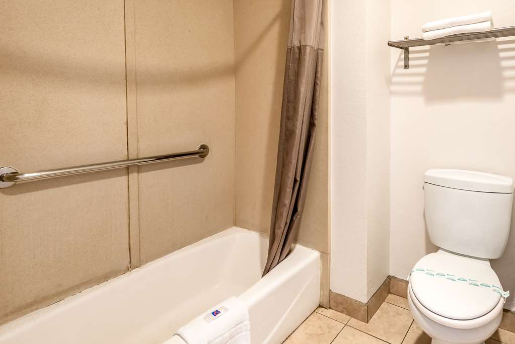 MOTEL 6 GARDENA, CA - SOUTH-guestroom-Guest Room,Bathroom,On-Site.jpg