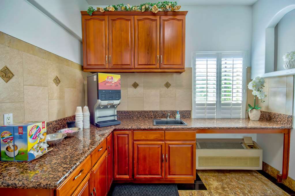 MOTEL 6 INGLEWOOD, CA-guestroom-Guest Room,Guest Room Amenity,Kitchen/Kitchenette,On-Site.jpg