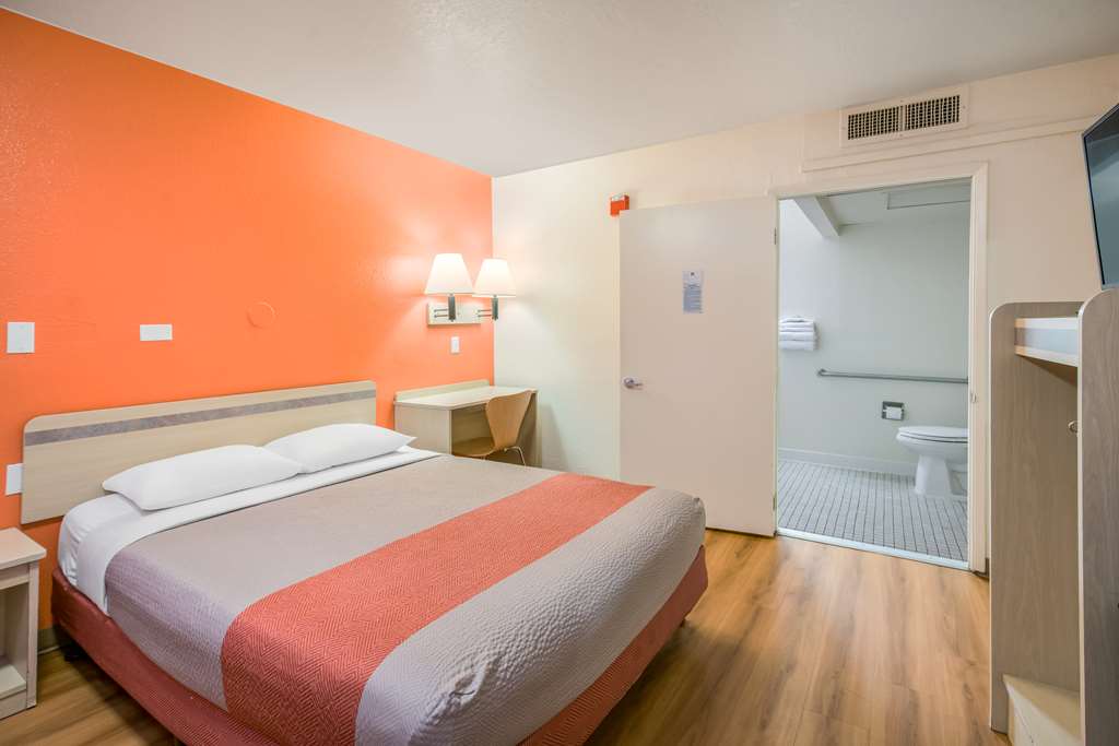 MOTEL 6 WILLIAMS-guestroom-Guest Room,Bedding,Queen bed,Guest Room Amenity,TV and multimedia,Sitting area,On-Site,Furnishings,Single Room,Standard Room.jpg