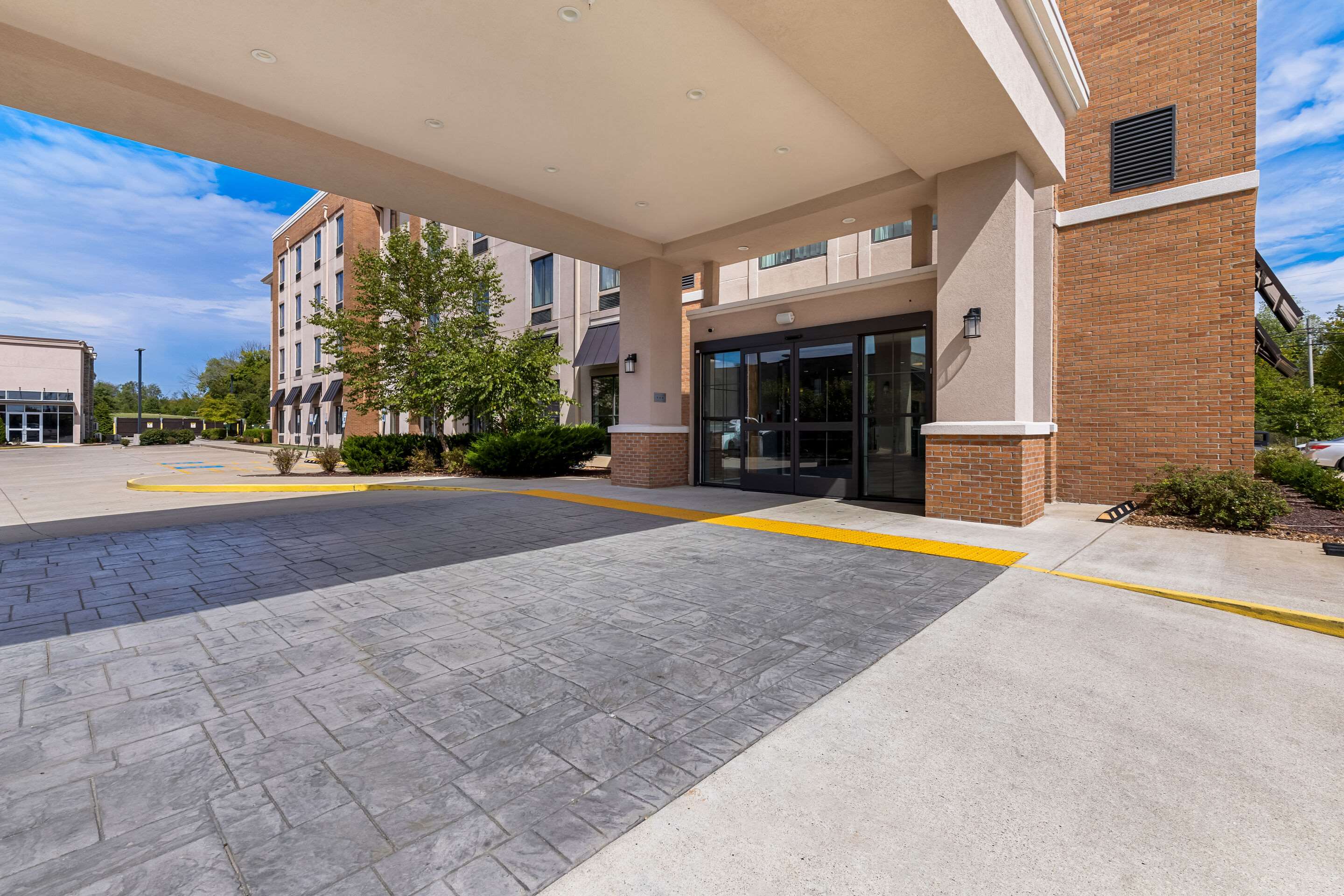 Hotel exterior | Comfort Suites