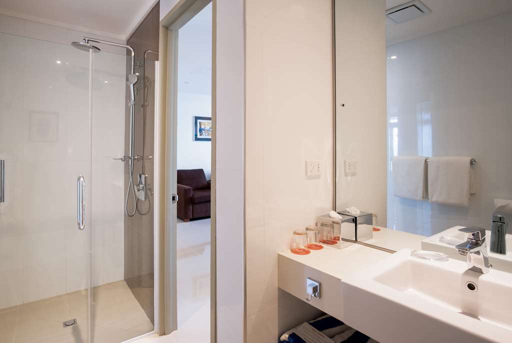 RAMADA SUITES BY WYNDHAM WAILOALOA-guestroom-Guest Room,Bathroom,On-Site.jpg