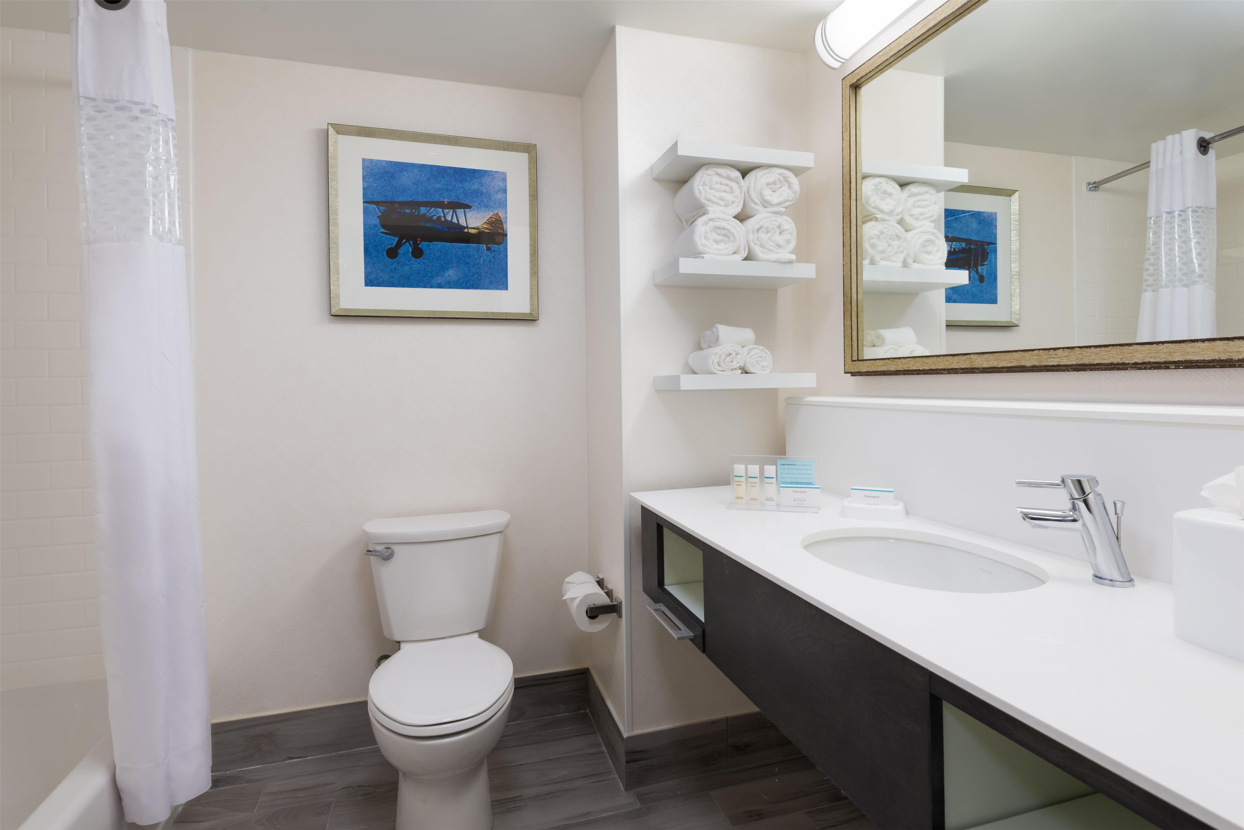 Guest room bath