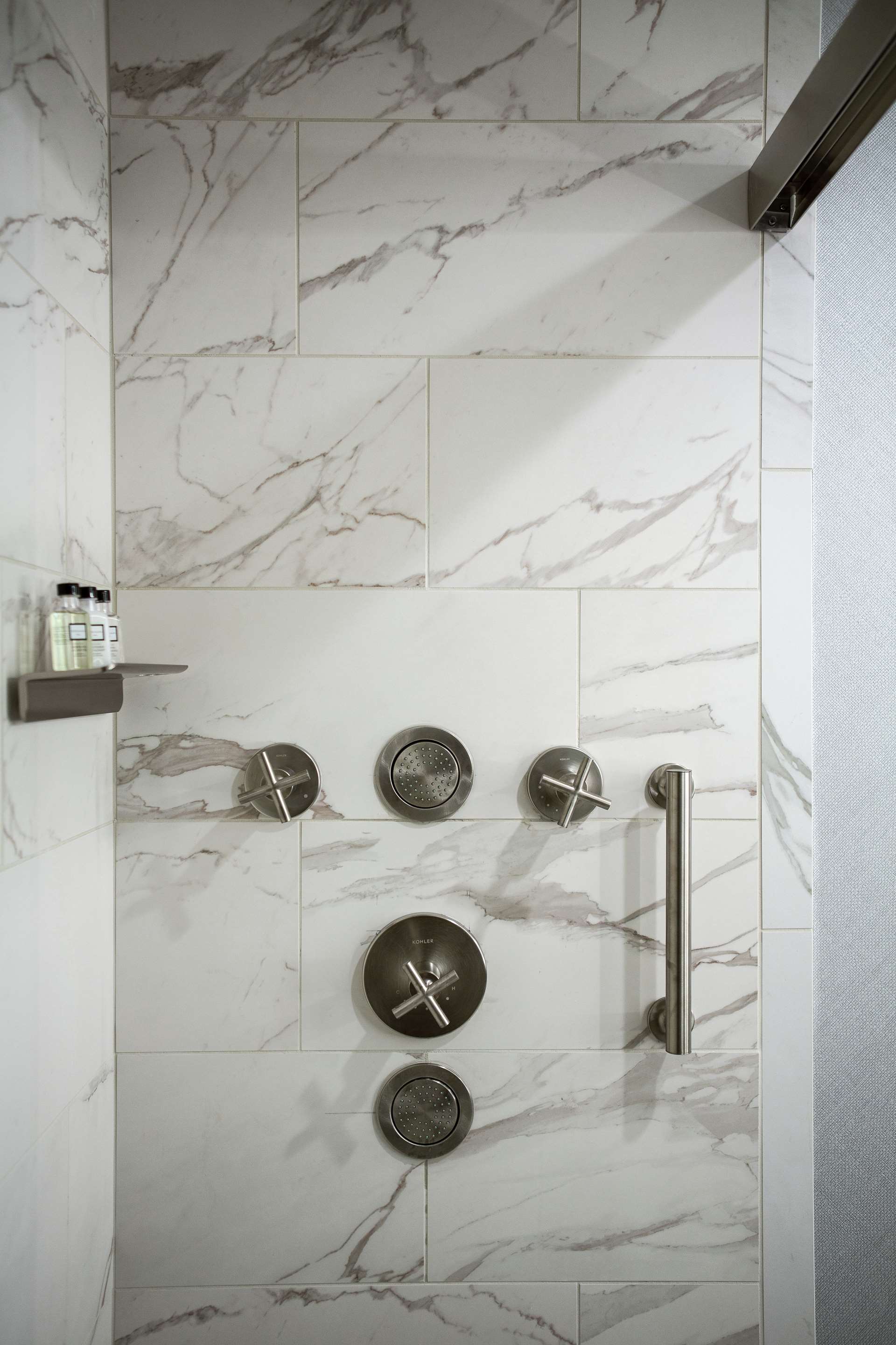 Guest room bath