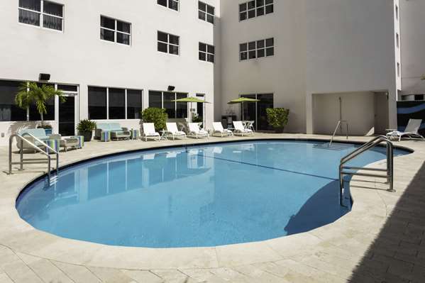 Pool - Hampton Inn Mid Beach Miami Beach