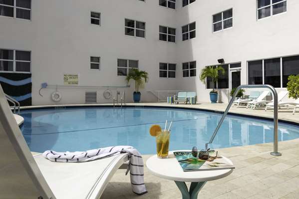 Pool - Hampton Inn Mid Beach Miami Beach
