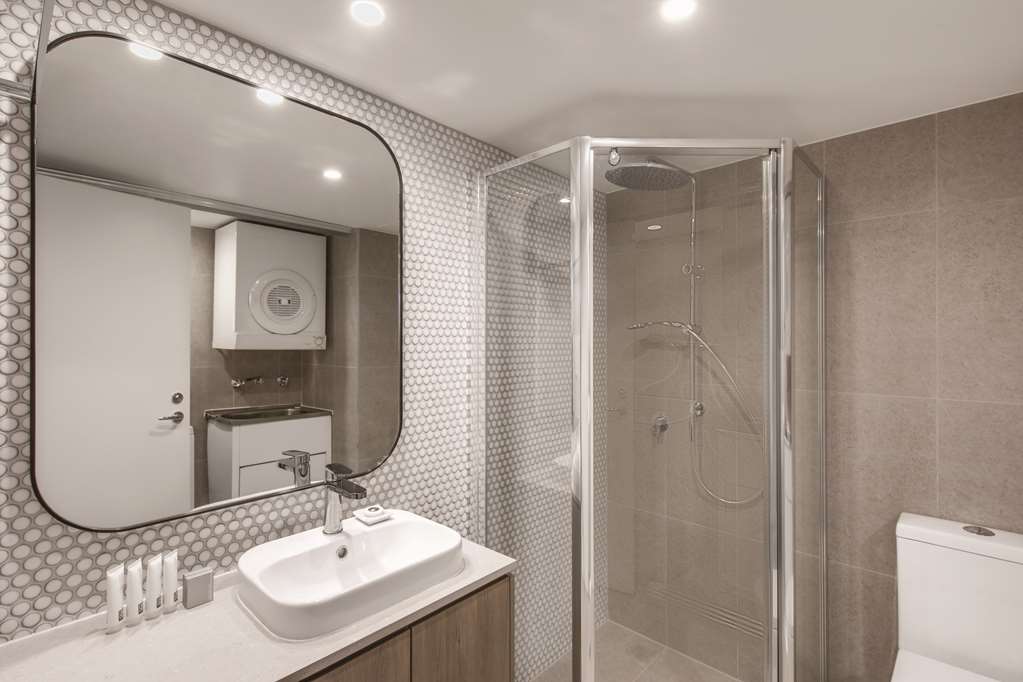 Adina Coogee Sydney-guestroom-Guest Room,Bathroom,On-Site.jpg