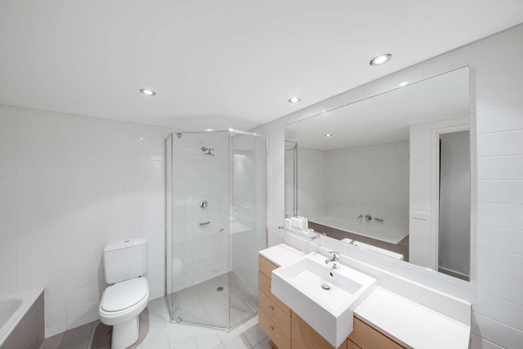 Adina Wollongong-guestroom-Guest Room,Bathroom,On-Site.jpg