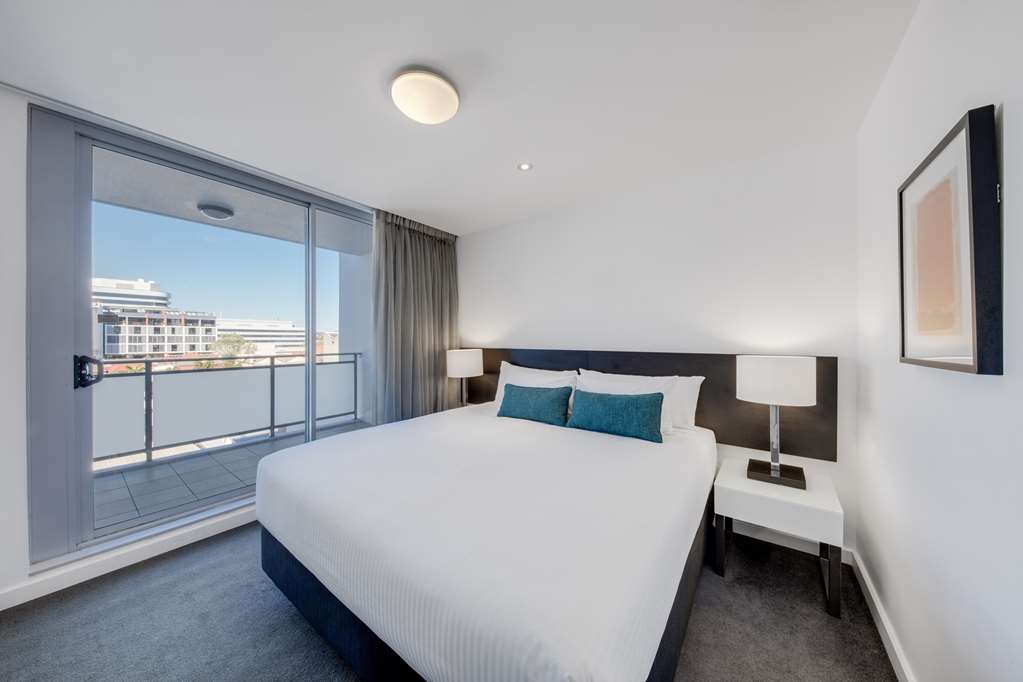 Adina Wollongong-guestroom-Guest Room,On-Site.jpg