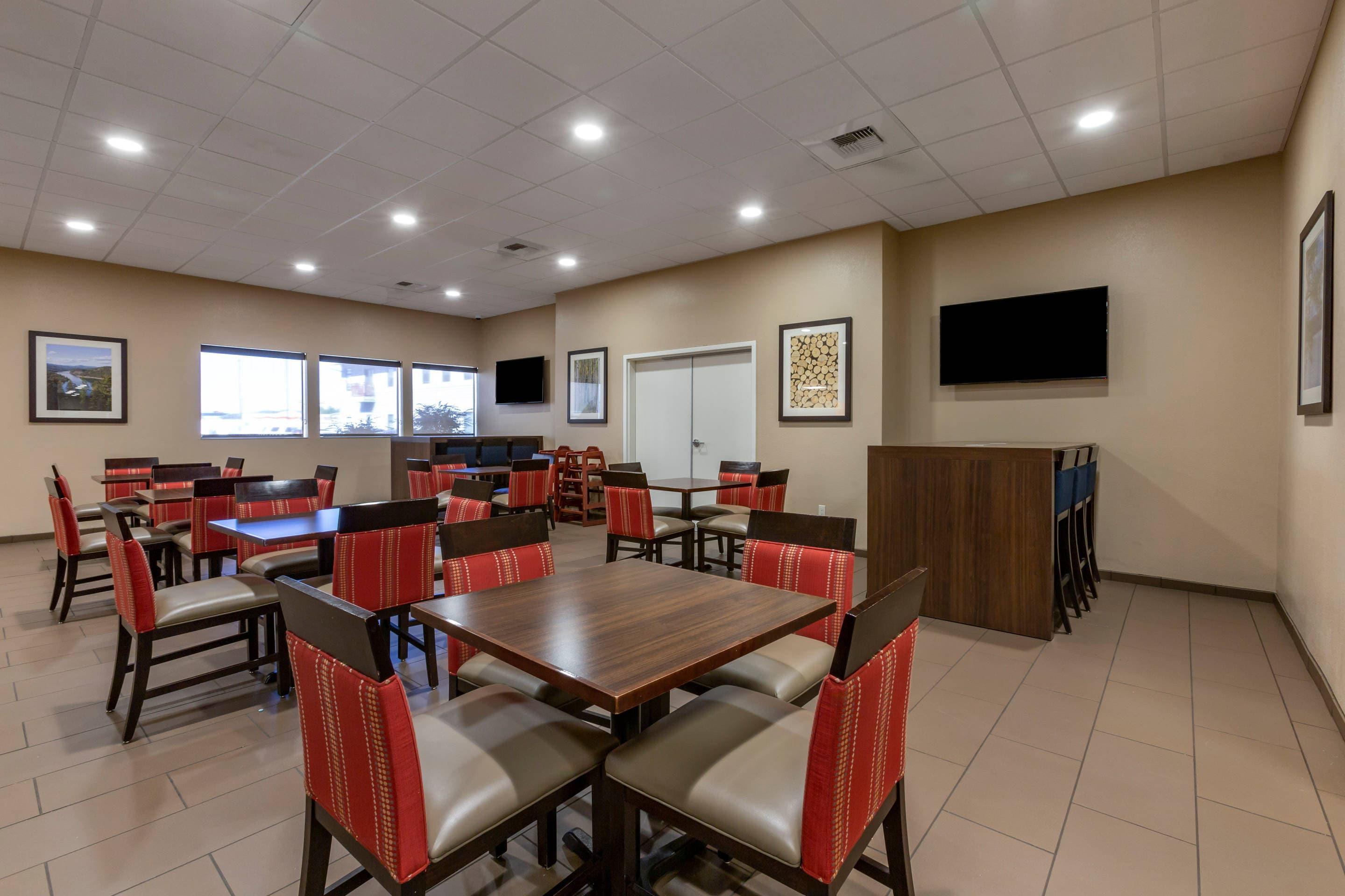 Enjoy breakfast in this seating area | MainStay Suites I-90 City Center