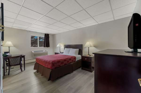  - Econo Lodge Iron Mountain