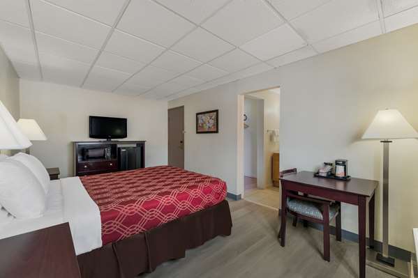  - Econo Lodge Iron Mountain